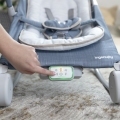 INGENUITY Lehátko masážne vibrujúce s melódiou Happy Belly™ Rock-to-Bounce – Chambray 0m+ do 9kg