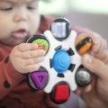 BABY EINSTEIN Hračka senzorická Curiosity Clutch™ 3m+