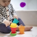 BABY EINSTEIN Hračka maxi prísavky poháriky 6 ks Stack&Squish Cups™ 6m+