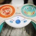 BABY EINSTEIN Hračka hudobná Set bubnov Together in Tune Drums™ Connected Magic Touch™ HAPE 12m+