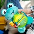 BABY EINSTEIN Hračka aktívna na C krúžku korytnačka Neptune’s Sensory Sidekick™ 0m+