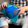 BABY EINSTEIN Hračka aktívna na C krúžku korytnačka Neptune’s Sensory Sidekick™ 0m+