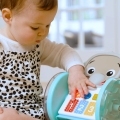 BABY EINSTEIN Hračka hudobná interaktívna Chase & Tap Earl™ 6m+