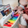 BABY EINSTEIN Hračka drevená hudobná piano Together in Tune Piano™ Connected Magic Touch™ HAPE 12m+