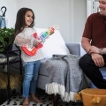 BABY EINSTEIN Hračka drevená hudobná gitara Together in Tune Guitar™ Connected Magic Touch™ HAPE 6m+